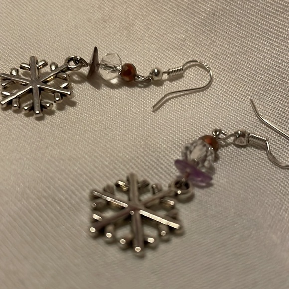 2/25 Handmade Beaded Snowflake Jewelry Set 2 Pairs Earrings & Stretchy Bracelet - Picture 6 of 7